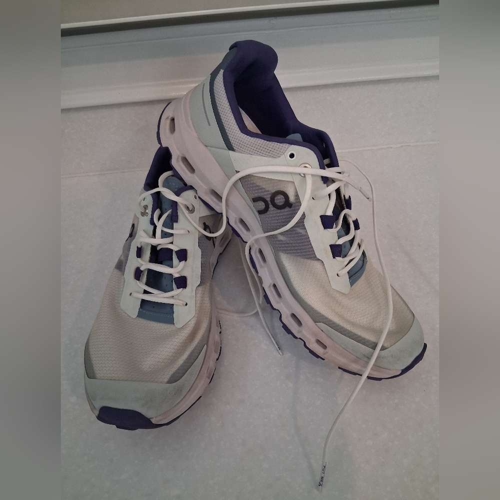 On Cloudvista Running Athletic Shoes in White and Purple (Frost/Mineral)